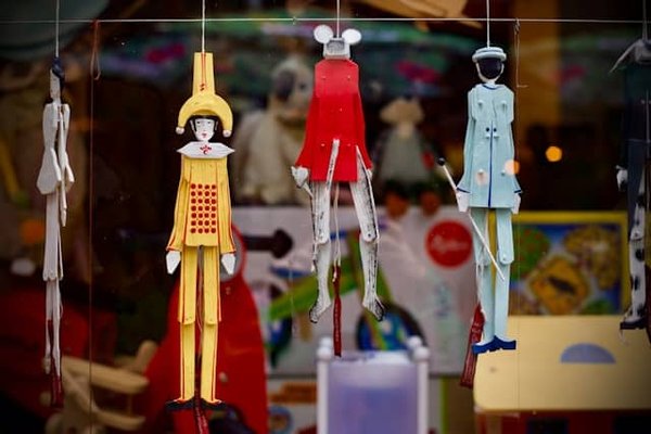 Comment créer un atelier de fabrication de marionnettes traditionnelles pour enfants?